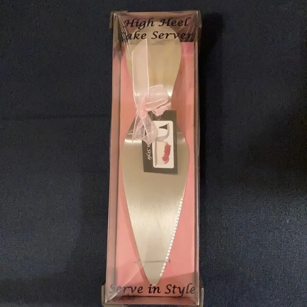 NIB Wild Eye Design high heel cake/pie server w/magnetic heel “serve in style”